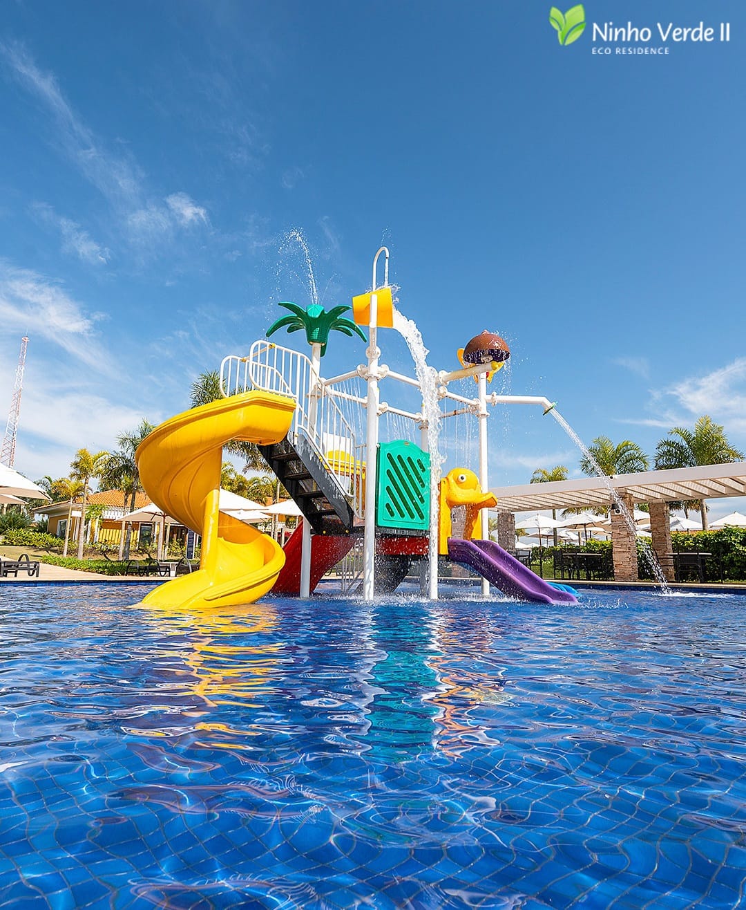 Piscina infantil com escorregadores no clube