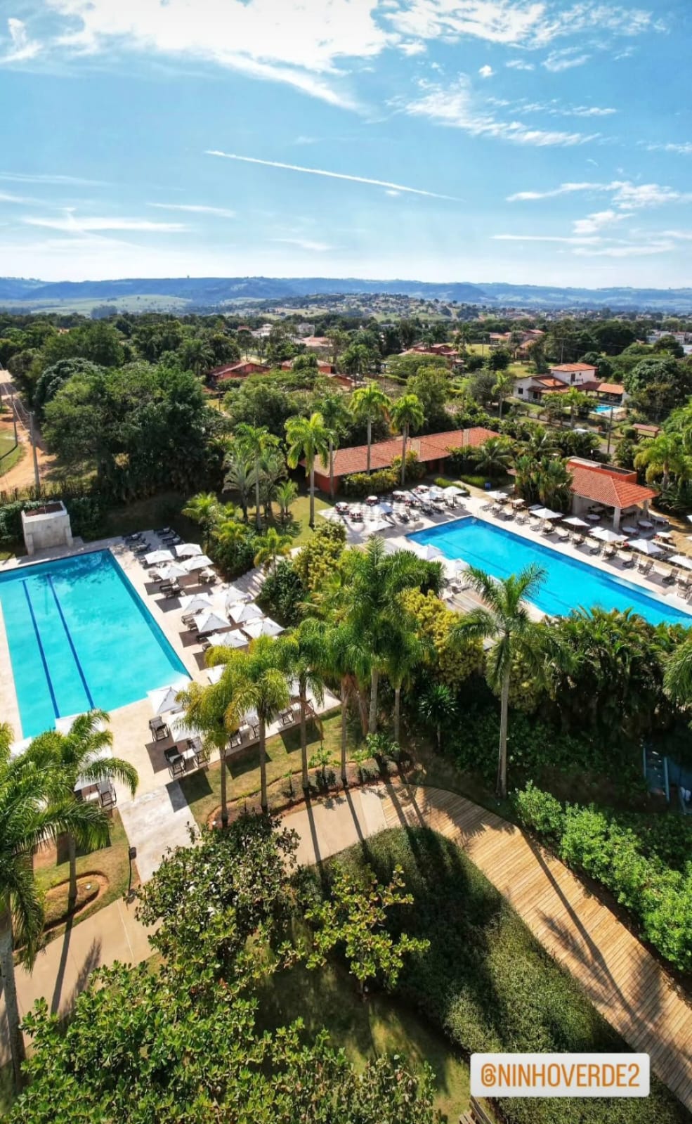 Vista aérea das piscinas e dos jardins do clube do Ninho Verde II