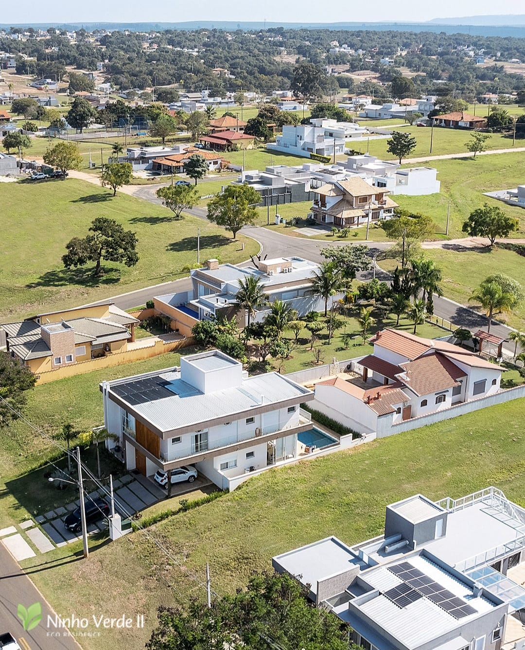 Vista aérea de ruas, casas e terrenos no Ninho Verde II