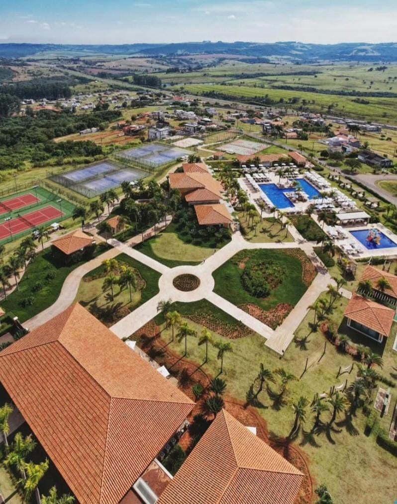Vista aérea do clube com quadras esportivas e áreas de lazer